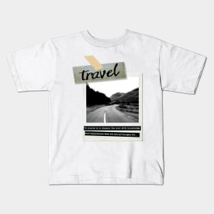 To travel is to deepen the soul with knowledge Kids T-Shirt